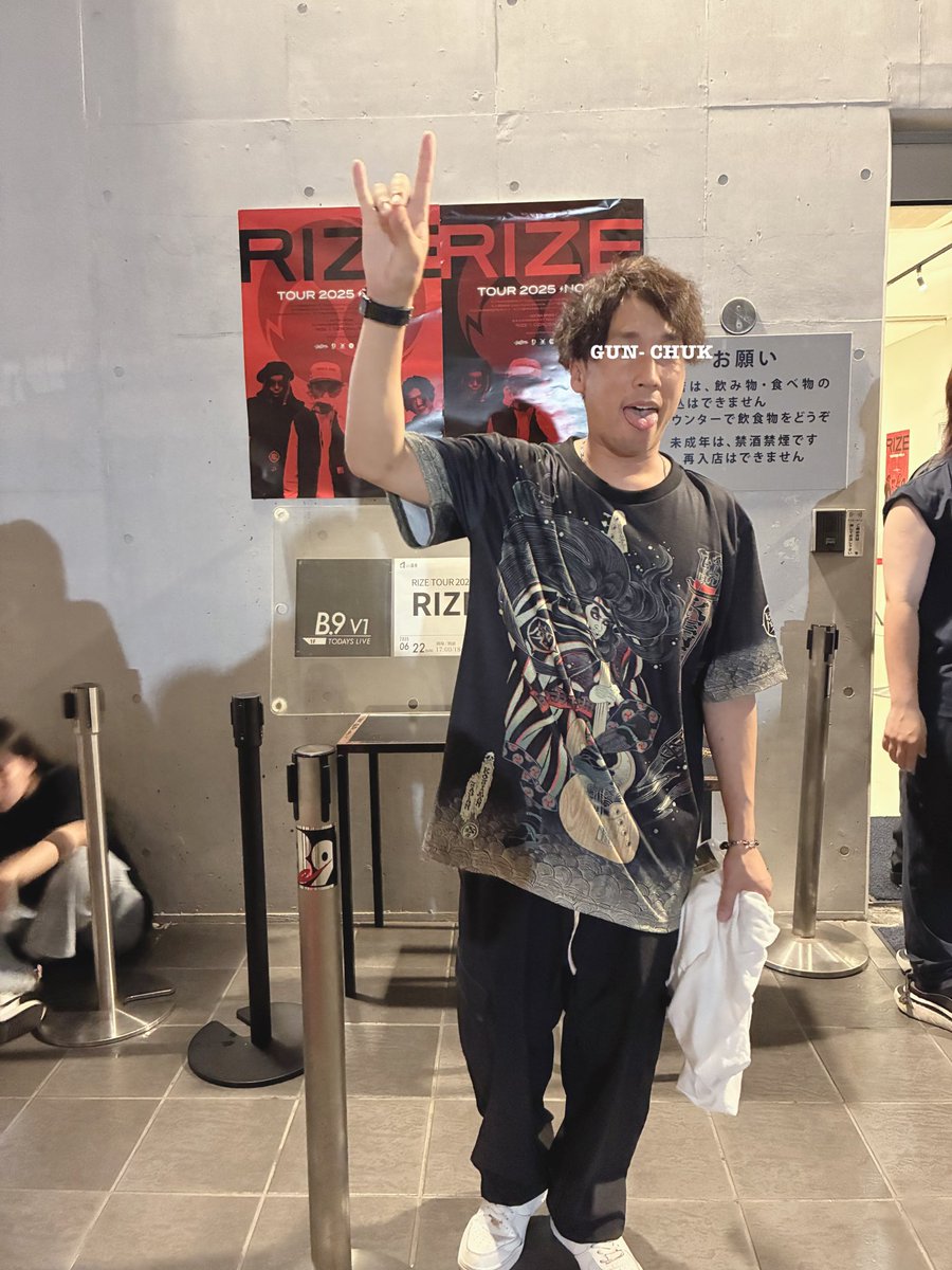 m_chang0808's tweet photo. 8年ぶり熊本RIZEマジぶちあがったー！！
控えめに言ってサイコー過ぎて汗だくペチャンコなった🔥🔥
GUN CHUKでやった曲全部聴けて震えたなぁ🍾🔥
一生RIZERだわぁ🔥🔥
俺はギターだけど生まれ変わったら絶対ベースヒーローになる🔥🔥
kenkenの魔ステッカーエフェクターケースにONしよう🔥 https://t.co/FF07Co8Nr9