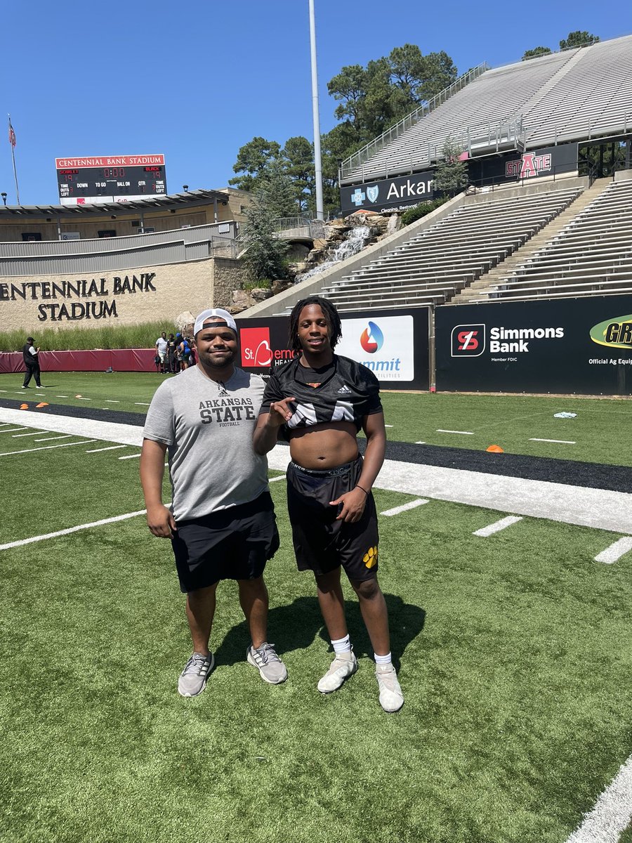 B3_Moore's tweet image. Huge thanks to @CoachRPittman for the awesome opportunity to attend the Arkansas St camp! Also, I thank @coachjmcdaniel and his Linebackers for helping me fix my technique for my senior season. #WolvesUp #ArkansasStateCamp
@CoachButchJones 🐺🆙 @lockarb15 @AllstarDwhite…