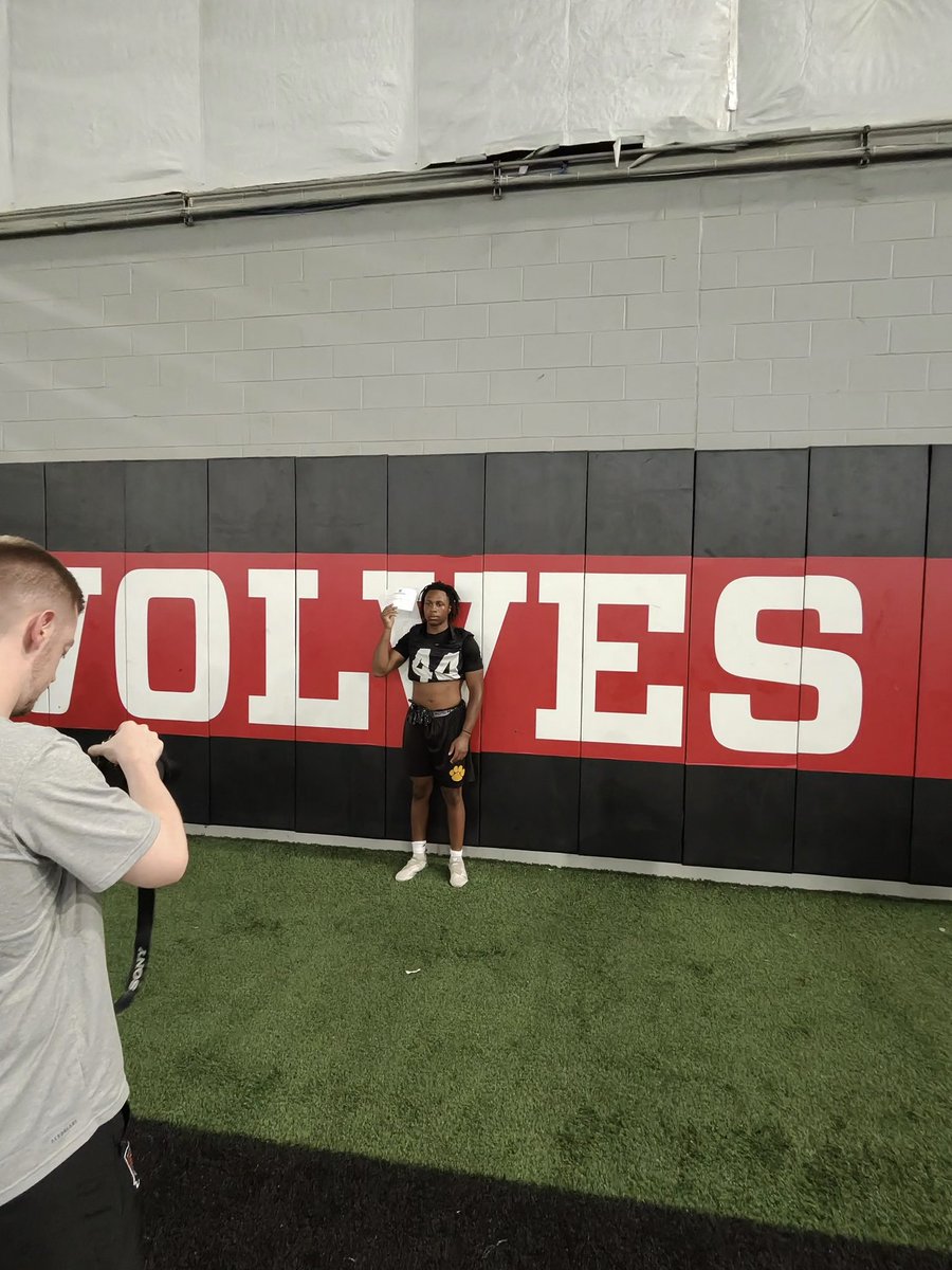 B3_Moore's tweet image. Huge thanks to @CoachRPittman for the awesome opportunity to attend the Arkansas St camp! Also, I thank @coachjmcdaniel and his Linebackers for helping me fix my technique for my senior season. #WolvesUp #ArkansasStateCamp
@CoachButchJones 🐺🆙 @lockarb15 @AllstarDwhite…