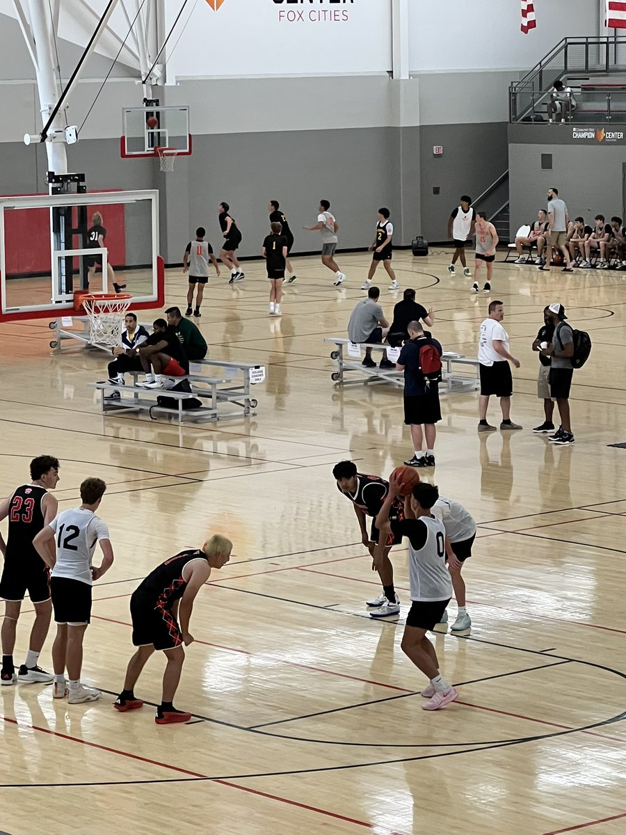 OhmenBrooks's tweet photo. Had a great time at June Jam this weekend. Went. 3-1 on the weekend had 4 dunks in the first game of the tournament. Overall had a great showing. Here are some highlights from our last game. 
@CoachMeyer_ECBB 
@CoachJanegaEC https://t.co/DC3xwoLyxe