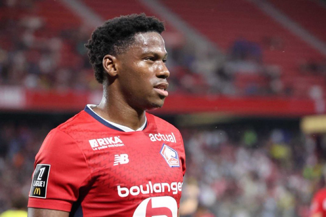 bbosports's tweet photo. Fenerbahçe’den Jonathan David için rekor teklif!

Fenerbahçe, Lille ile sözleşmesi sona eren Jonathan David’e, menajerlik ücreti, imza parası ve maaşı kapsayan 3 yıllık toplam 55 milyon euroluk sözlü bir teklif sundu. Sarı-lacivertliler, bu teklif paketiyle oyuncuya ne kadar istekli olduklarını net şekilde iletti.

Kanadalı golcünün cephesi ise süreci aceleye getirmek istemiyor. Avrupa’dan gelen diğer teklifleri de değerlendiren David, tüm seçenekleri görmeden karar vermeyi düşünmüyor.

(Sercan Hamzaoğlu)