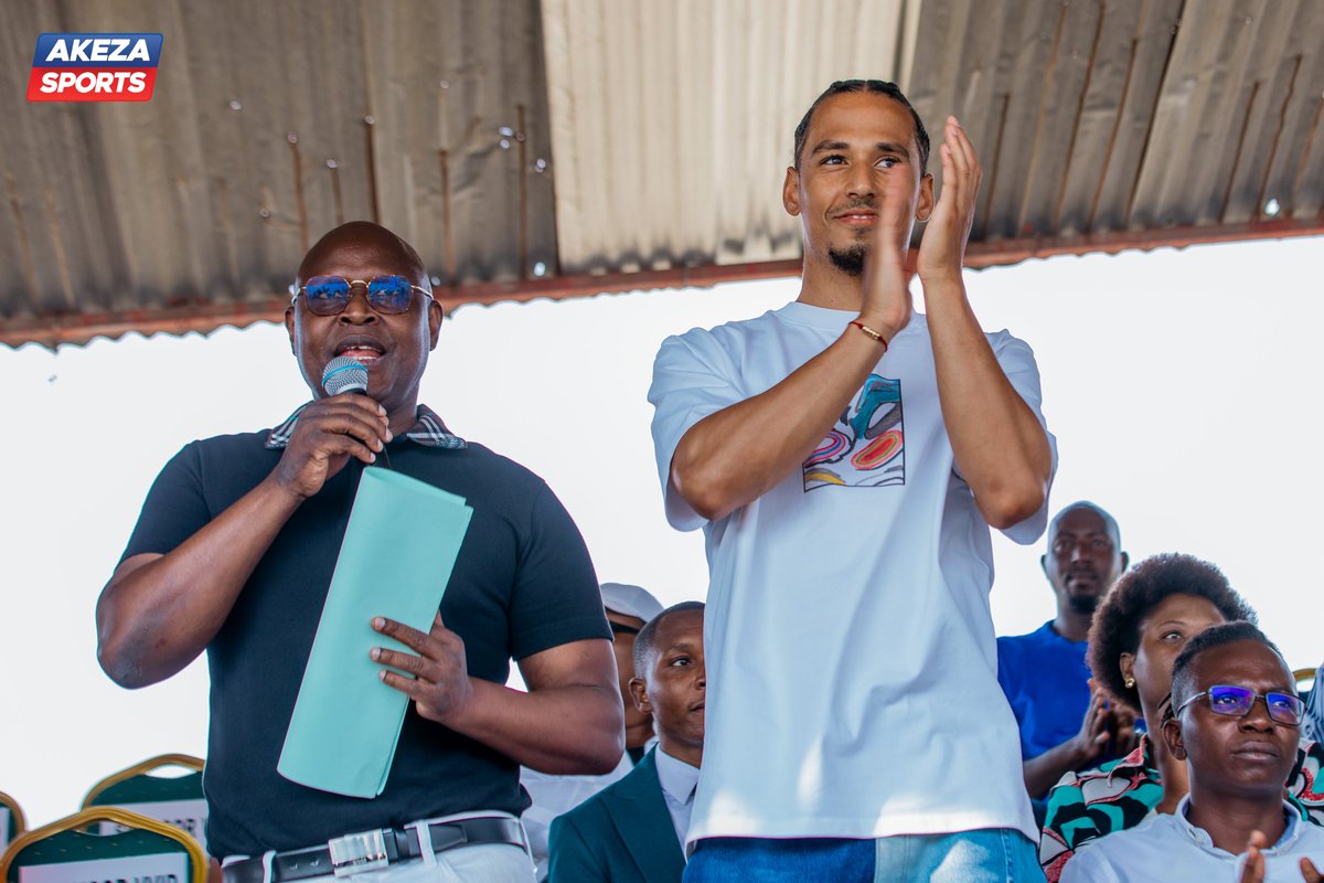 AkezaSports's tweet photo. 🔵 🔴 #TERIMBERE avec @thilokehrer qui s'engage à soutenir le basketball burundais !
Ce dimanche 22 juin 2025, le défenseur de l'AS Monaco était au terrain département pour assister à la rencontre qui oppose Urunani BBC à Remesha BBC. https://t.co/6Y6M1bxEOl