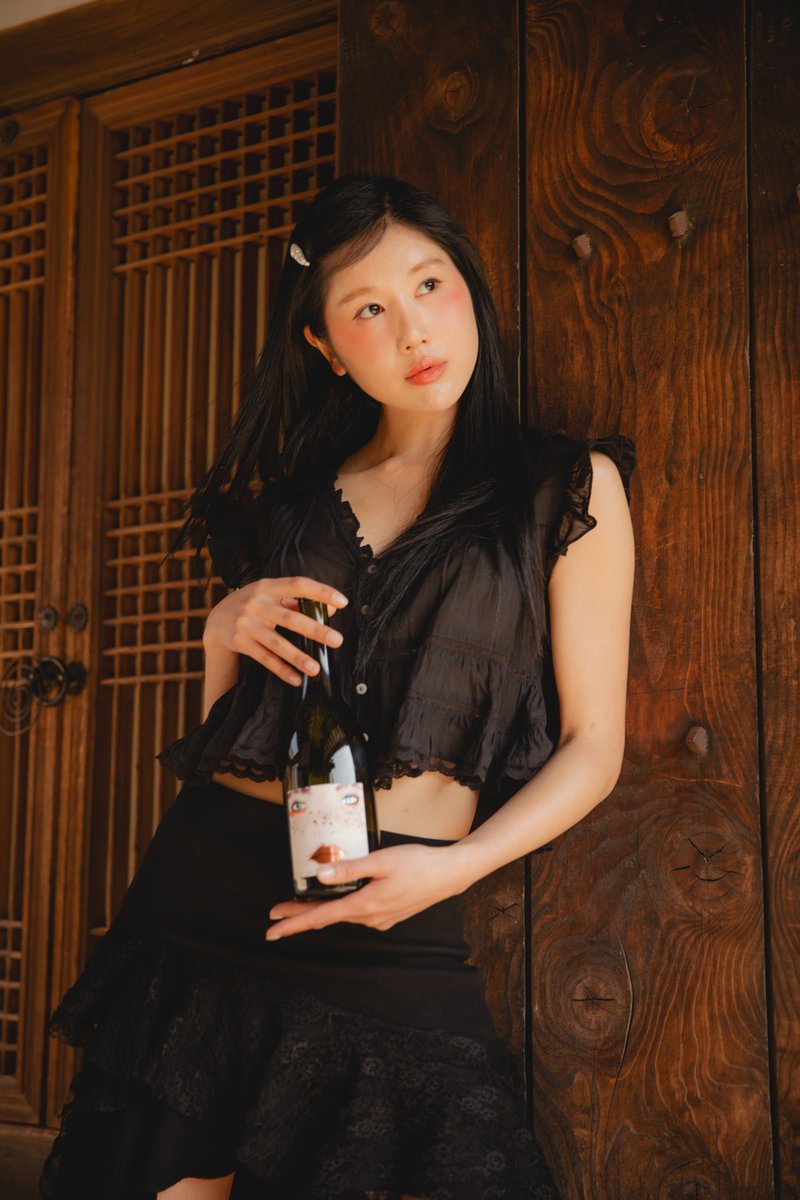 inserrata's tweet photo. From Lisa Suki: 
봄나들이 with inserrata - this image was captured in a traditional hanok village as part of a campaign aimed at their south korean market. https://t.co/feViPfkSbW