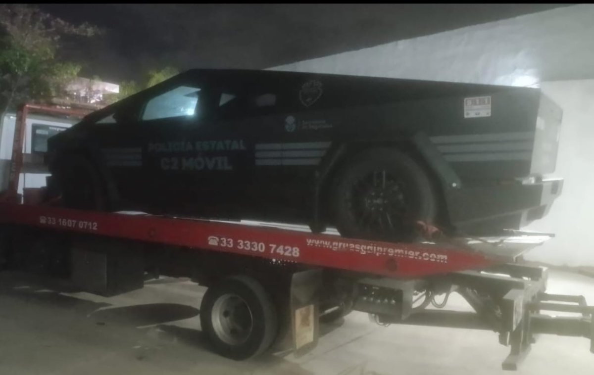 Alerta Jalisco. 
Se descompuso una de las Patrullas Cybertruck.
Estamos vulnerables.
Dios nos proteja.