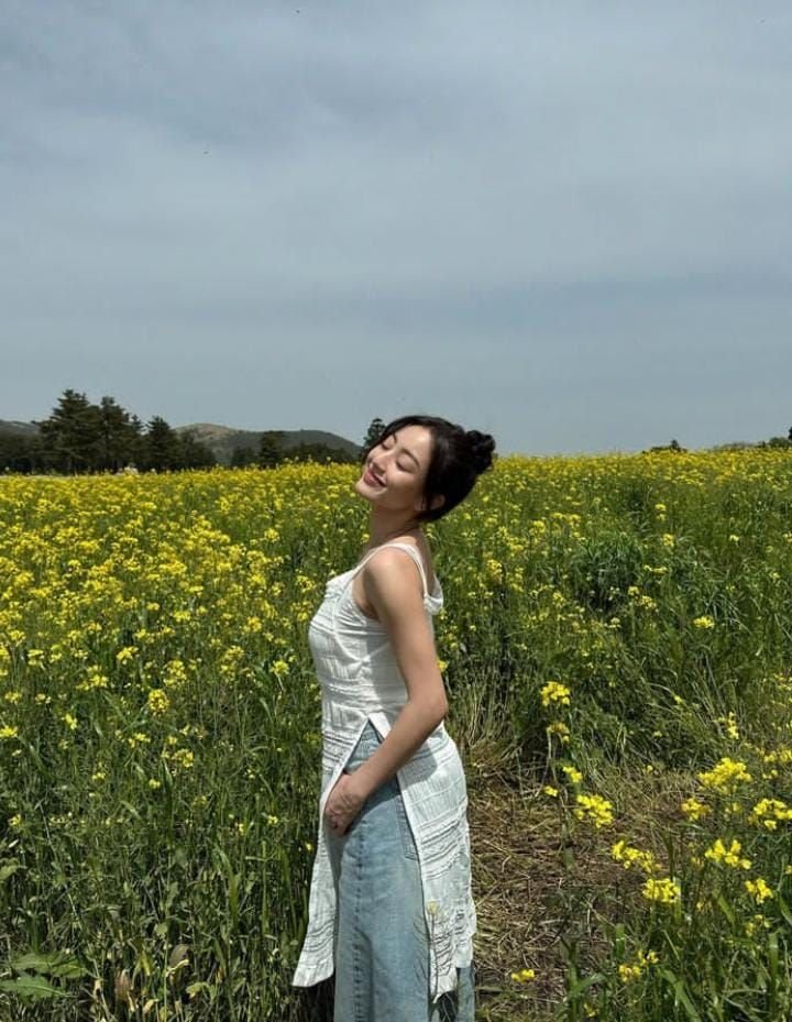 jyunhoh's tweet photo. Touching grass with my mami @_pjzyozyo https://t.co/mVNumisFi3