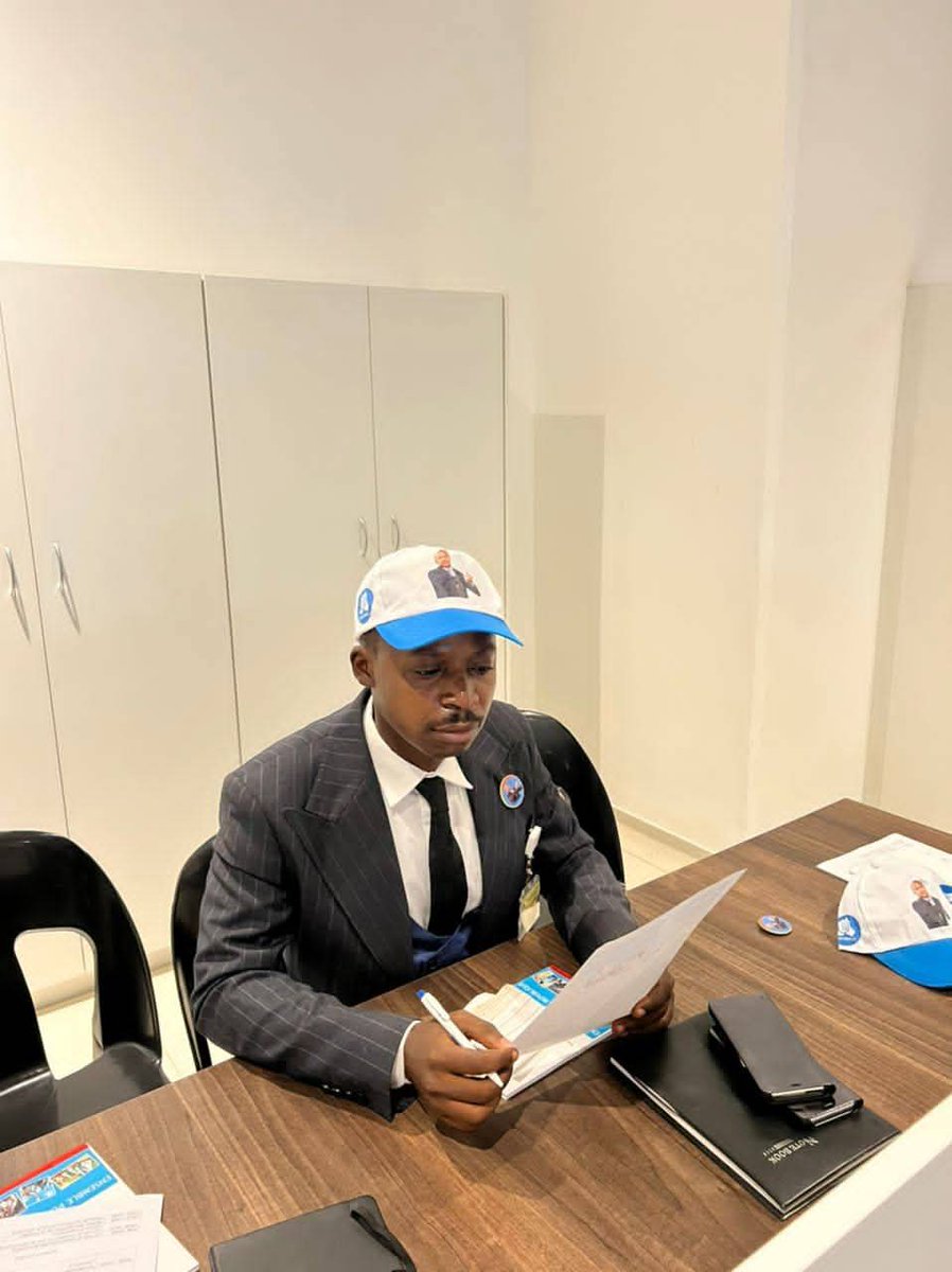 Youri Miteu (@yourimiteu) on Twitter photo #RDC : Le camarade <a href="/MbanguJohn1/">John MBANGU KAYOMBO</a> arrêté injustement pour le fait de dénoncer la megestion du régime actuel, nous demandons sa remise en liberté.
La vérité n'est pas un pêché et n'en sera jamais.
Nous sommes dans une république démocratique et non une république dictatoriale. #RDC : Le camarade <a href="/MbanguJohn1/">John MBANGU KAYOMBO</a> arrêté injustement pour le fait de dénoncer la megestion du régime actuel, nous demandons sa remise en liberté.
La vérité n'est pas un pêché et n'en sera jamais.
Nous sommes dans une république démocratique et non une république dictatoriale.