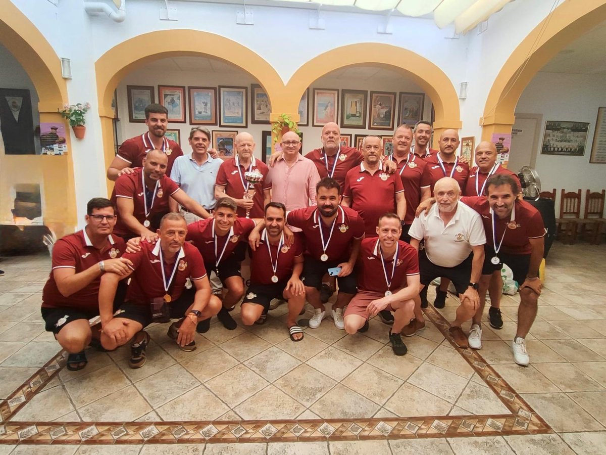 ⚽️ La Peña Madridista Portuense conquista por primera vez su propio trofeo en una jornada de deporte y solidaridad

Contó con la participación de cuatro equipos: Peña Madridista Portuense, Recambios Morales C.F., A.D. Veteranos Ciudad de Cádiz y Pesquero El Tonino.

#ElPuerto