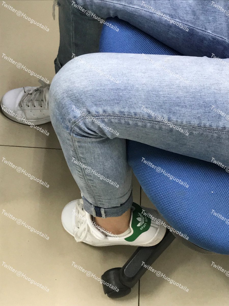 史密斯虽然是曾经的经典，但是穿在同事的脚上还是让我不免心动，跟这样的同事工作你的效率会提高吗？
#原味鞋 #运动鞋 #玩鞋 #恋足 #鞋控 #足控 #射鞋 #原味 #恋物 #打胶 #臭脚 #保养 #臭鞋 #射鞋 #保养