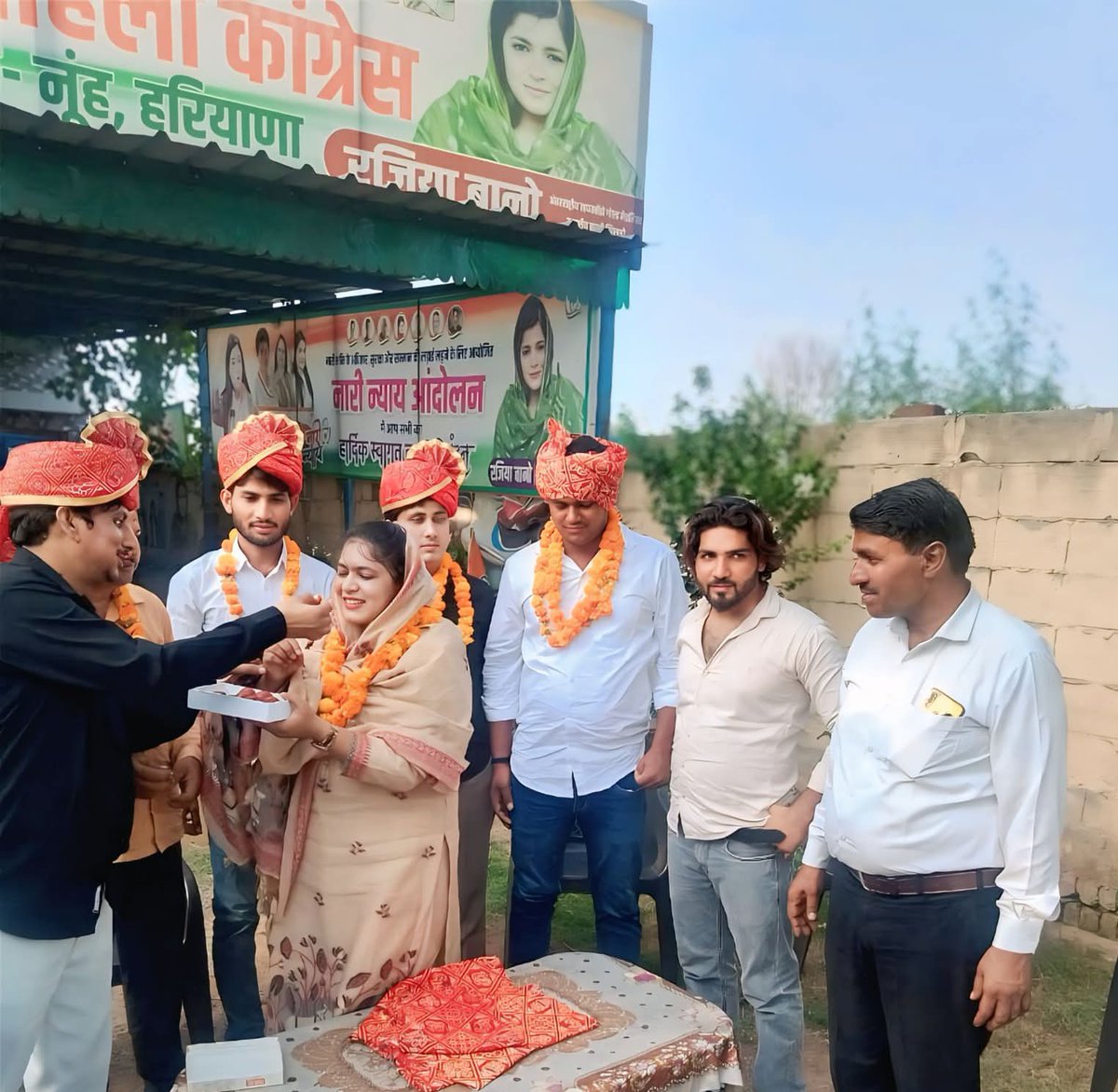 Raziyabano786's tweet photo. बीते दिन मैने अपने निवास स्थान पर @HryYouthCongres के नव-निर्वाचित सदस्य को बधाई दी  🖐आशा करती हूँ आप सभी क्षेत्र और पार्टी के उत्थान के लिए हरसंभव प्रयास करेंगे - आपकी बहन/बेटी Raziya BANO(सोहना- ताऊड़ू)विधानसभा (Dist. President Nuh  Mewat) https://t.co/neNvPSnIDq