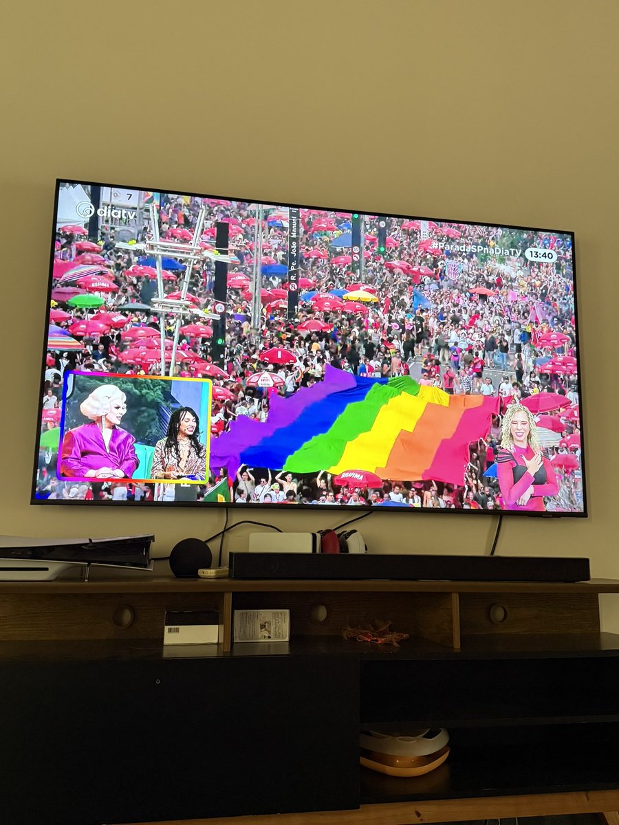 Fer_S2nanda's tweet photo. Hoje, casada com uma mulher, assumida há 10 meses para a família, mas assumida há mais de 5 anos para sociedade, aguardando respeito e aceitação da minha família… Assistir a parada e me sentir representada e orgulhosa é uma alegria imensa #ParadaSPnaDiaTV https://t.co/ZITmSLJbhG