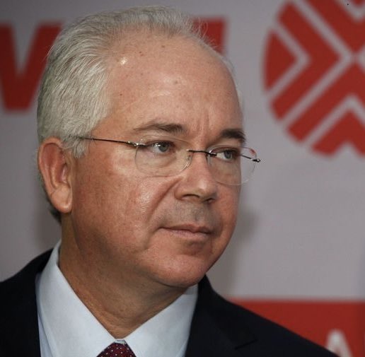 JohanLozada26's tweet photo. Rafael Ramírez fue presidente de PDVSA desde 2004 a 2014, 10 años en los que defalcaron 700 mil millones de dólares.

El equivalente a casi 14 veces la flota entera de bombarderos B-2 Spirit que tiene la Fuerza Aérea de los Estados Unidos. https://t.co/RCCBr1DGbM