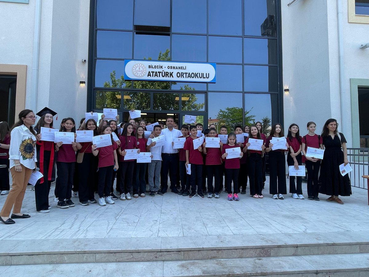 “Sanat Yolunda İzdüşümler-Piyano ve Şiir Dinletisi”nde görev alan öğrencilerimiz Katılım Belgelerini aldılar.  “Mükemmel değil, iyi insan yetiştirmeyi hedefliyoruz.”
<a href="/FaikSOZER/">Faik Oktay SÖZER</a> <a href="/srdl_simsek/">Serdal Şimşek</a> <a href="/bilecikmem/">Bilecik İl Milli Eğitim Müdürlüğü</a> <a href="/OsmKaymakamligi/">Osmaneli Kaymakamlığı</a> <a href="/osmanelimem/">osmanelimem</a>