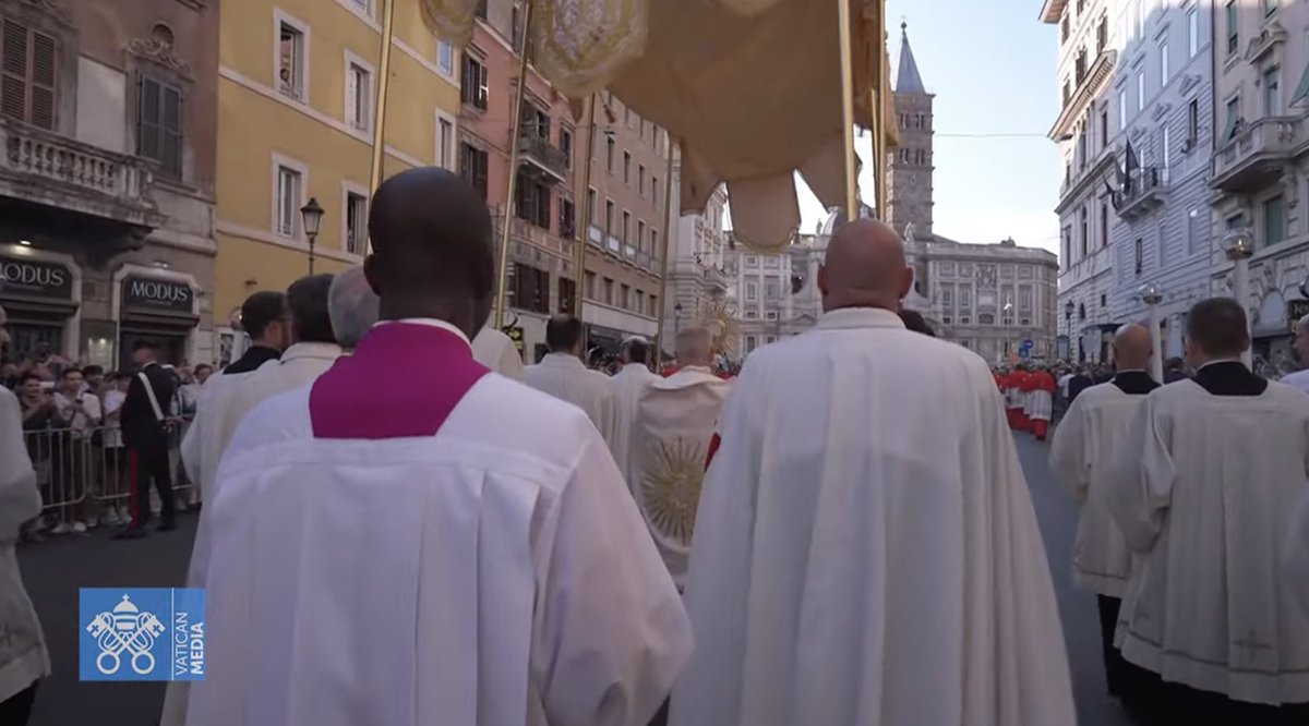 CatholicNewsSvc's tweet image. #PopeLeoXIV's Corpus Christi procession approaches the Basilica of St. Mary Major