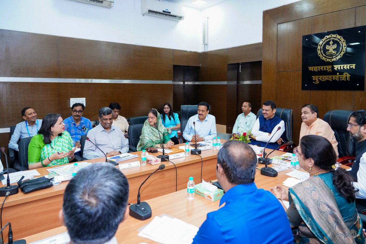 CMOMaharashtra's tweet photo. सिंहस्थ कुंभमेळ्यासाठी रस्ते विकासाचे महत्त्वपूर्ण नियोजन

मुख्यमंत्री देवेंद्र फडणवीस व केंद्रीय मंत्री नितिन गडकरी यांच्या अध्यक्षतेखाली नागपूर येथे 'त्र्यंबकेश्वर (नाशिक) येथे 2027 मध्ये होणाऱ्या 'सिंहस्थ कुंभमेळा'च्या निमित्ताने रस्ते विकासासंदर्भात ब���ठक संपन्न झाली. आगामी सिंहस्थ कुंभमेळ्याच्या पार्श्वभूमीवर नाशिकमध्ये संभाव्य गर्दी आणि वाहतूक व्यवस्थेचा विचार करता, संबंधित बैठकीत अनेक महत्त्वपूर्ण रस्त्यांच्या विकासास तत्त्वतः मंजुरी देण्यात आली. लवकरच त्यासाठी डीपीआर तयार करून निधी उपलब्ध करून देण्यात येणार आहे.

मुंबई, गुजरात, पालघर, पुणे, अहिल्यानगर, छत्रपती संभाजीनगर, धुळे अशा प्रमुख मार्गांनी नाशिककडे येणाऱ्या भाविकांची सं��्या मोठी असते. यामुळे या मार्गांच्या सक्षमीकरणासोबतच नाशिक जिल्ह्यातील अंतर्गत रस्त्यांना राष्ट्रीय महामार्गांशी जोडण्याचा निर्णय घेण्यात आला. कुंभमेळ्यातील प्रचंड वाहतूक भार लक्षात घेता या मार्गांचे विस्तारीकरण करण्यात येणार आहे. केंद्रीय मंत्री नितिन गडकरी यांनी जवळपास सर्व रस्त्यांना तत्वतः मान्यता दिलेली आहे. लवकरच त्यासाठी निधी उपलब्ध करून देण्यात येणार असून, काम पूर्णत��वास नेण्याचा निर्णय बैठकीत घेण्यात आला.

यावेळी मुख्यमंत्री फडणवीस म्हणाले की, विस्तारित रस्त्यांमुळे भाविकांसाठी सुरक्षित आणि सोयीस्कर यात्रा सुनिश्चित होईल. विशेषतः द्वारका सर्कलचा विकास दोन टप्प्यांमध्ये केला जाणार आहे. याशिवाय, नाशिक ते त्र्यंबक हा मार्ग सहापदरी करण्यात येणार आहे आणि नाशिक रिंगरोडलाही मंजुरी देण्यात आली आहे.

बैठकीत खालील मार्गांच्या सक्षमीकरणावर निर्णय घेण्यात आला:
✅ घोटी – पाहिने – त्र्यंबकेश्वर – जव्हार फाटा
✅ द्वारका सर्कल – सिन्नर (IC 21, समृद्धी महामार्ग) – नांदूर शिंगोटे – कोल्हार
✅ नाशिक ते कसारा
✅ सावली विहीर (IC 20, समृद्धी महामार्ग) – शिर्डी – शनिशिंगणापूर फाटा
✅ नाशिक ते धुळे
✅ त्र्यंबकेश्वर – जव्हार – मनोर
✅ सावली विहीर – मनमाड – मालेगाव
✅ घोटी – सिन्नर – वावी – शिर्डी
✅ शनिशिंगणापूर फाटा – अहिल्यानगर (खरवंडी फाटा)

यावेळी मंत्री शिवेंद्रसिंह राजे भोसले, मंत्री गिरीष महाजन, खा. स्मिता वाघ, आ. देवयानी फरांदे, आ. मंगेश चव्हाण व संबंधित विभागांचे अधिकारी उपस्थित होते. 

@Dev_Fadnavis @nitin_gadkari @girishdmahajan @SmitaWagh_ @PharandeDevyani @mlamangeshbjp
#Maharashtra #DevendraFadnavis #KumbhMela