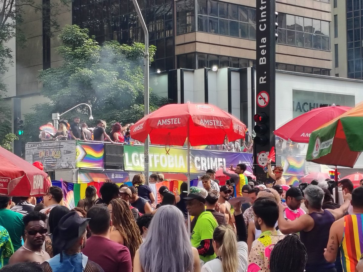 rogeriocutri's tweet photo. Viva a nossa liberdade.. podemos ser quem queremos, do jeito que queremos, sem prejudicar ninguém.. nós resistimos e persistimos 🏳️‍🌈🌈 https://t.co/uxwmAB5I82