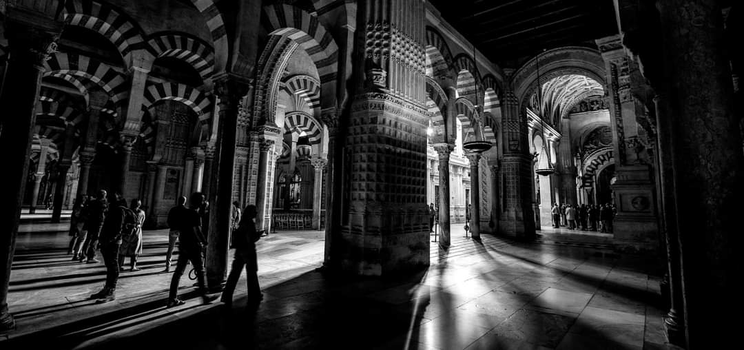 ElPatriche's tweet photo. La Mezquita Catedral de Córdoba @viveandalucia @mezq_catedral @CordobaESP  #blackandwhite #blancoynegro https://t.co/5dnyniUoXx