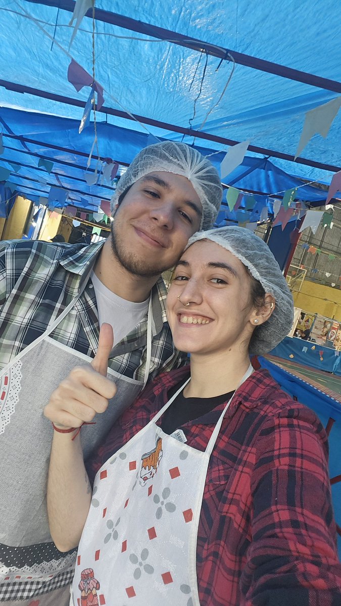 fweriks's tweet photo. Era só uma ficada e hoje estamos trabalhando na barraca de pernil na quermesse da igreja dos pais dele https://t.co/csmHuQWhFQ