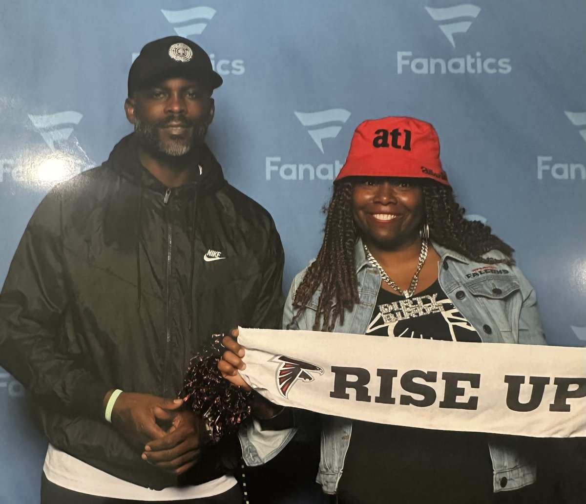 AtLisa30331's tweet image. Capping off the weekend in New York City with a photo with Michael Vick at the #FanaticsFest. @AtlantaFalcons fans represented. 🔴⚫️🏈