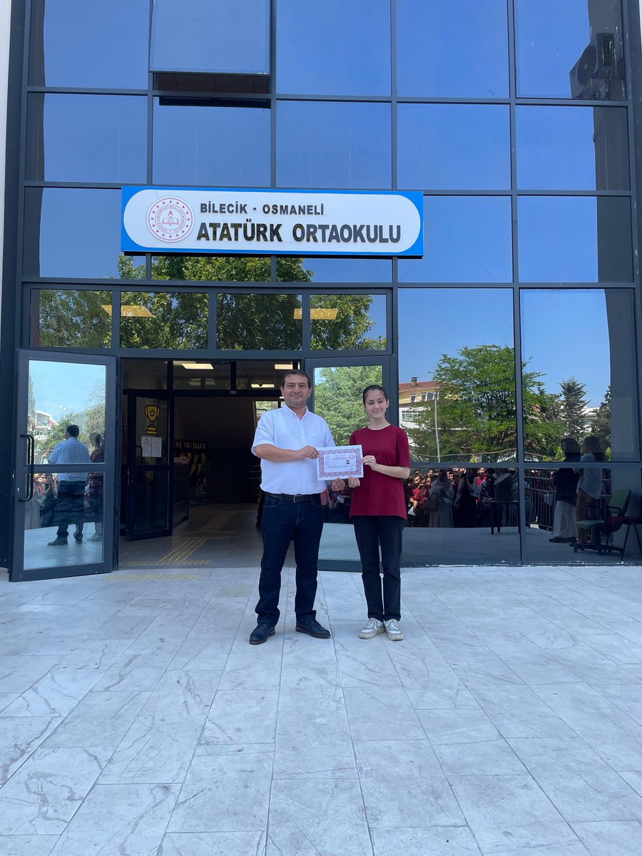 Gerek okul içinde gerekse okul dışında gösterdiği davranışlar ve öğrenmeye olan çabasıyla örnek olan öğrencimiz Alexandra Krstic Başarı Belgesi ile ödüllendirildi. “Mükemmel değil, iyi insan yetiştirmeyi hedefliyoruz.” <a href="/FaikSOZER/">Faik Oktay SÖZER</a> <a href="/srdl_simsek/">Serdal Şimşek</a> <a href="/bilecikmem/">Bilecik İl Milli Eğitim Müdürlüğü</a> <a href="/OsmKaymakamligi/">Osmaneli Kaymakamlığı</a>