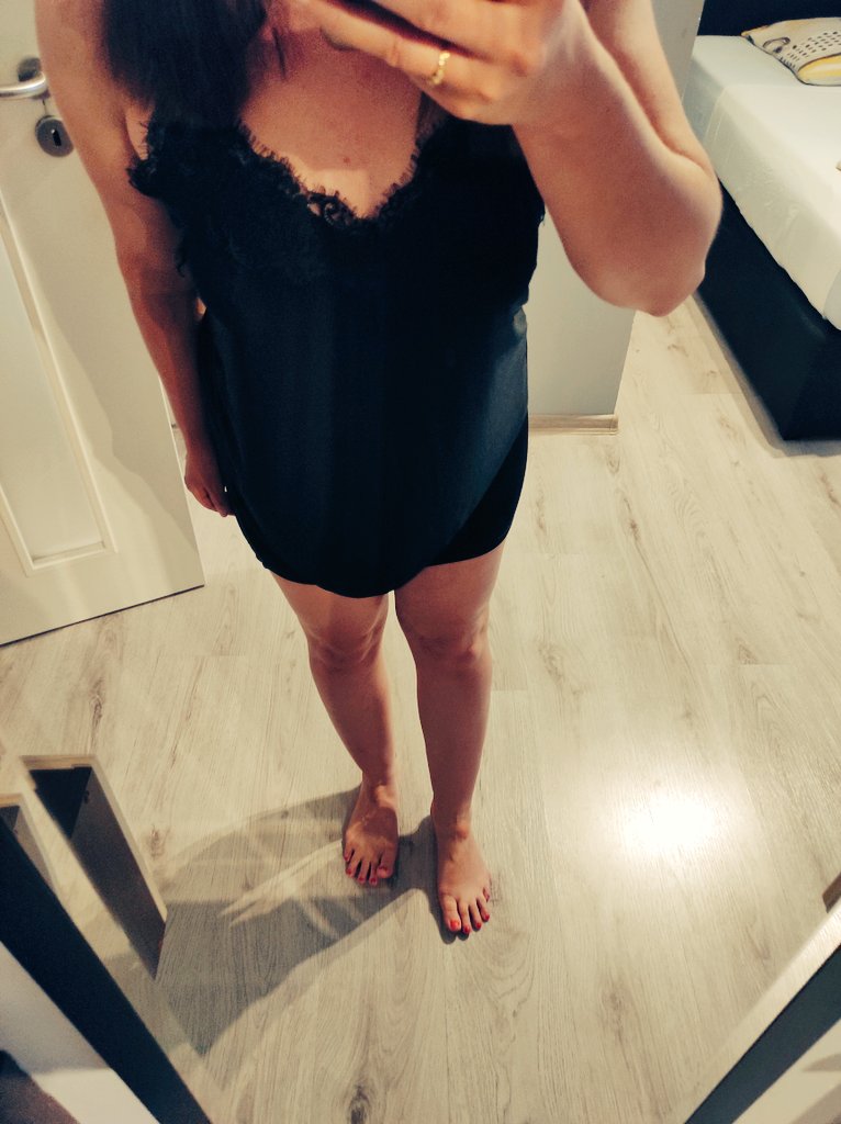 Stále mu stál, ještě aby ne, když jsem ho provokovala. Sundala jsem si sukni, lehla si na bříško na postel, a on mi musel masírovat v kleče na zemi nožky 😈💅.