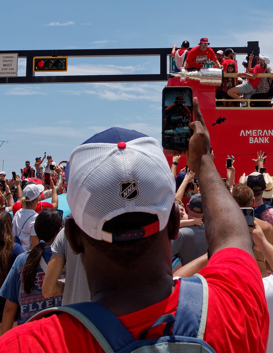 AlfaAndRomeo's tweet photo. There goes the #StanleyCup in Fort Lauderdale. #PanthersParade https://t.co/s7yxWTo7ST