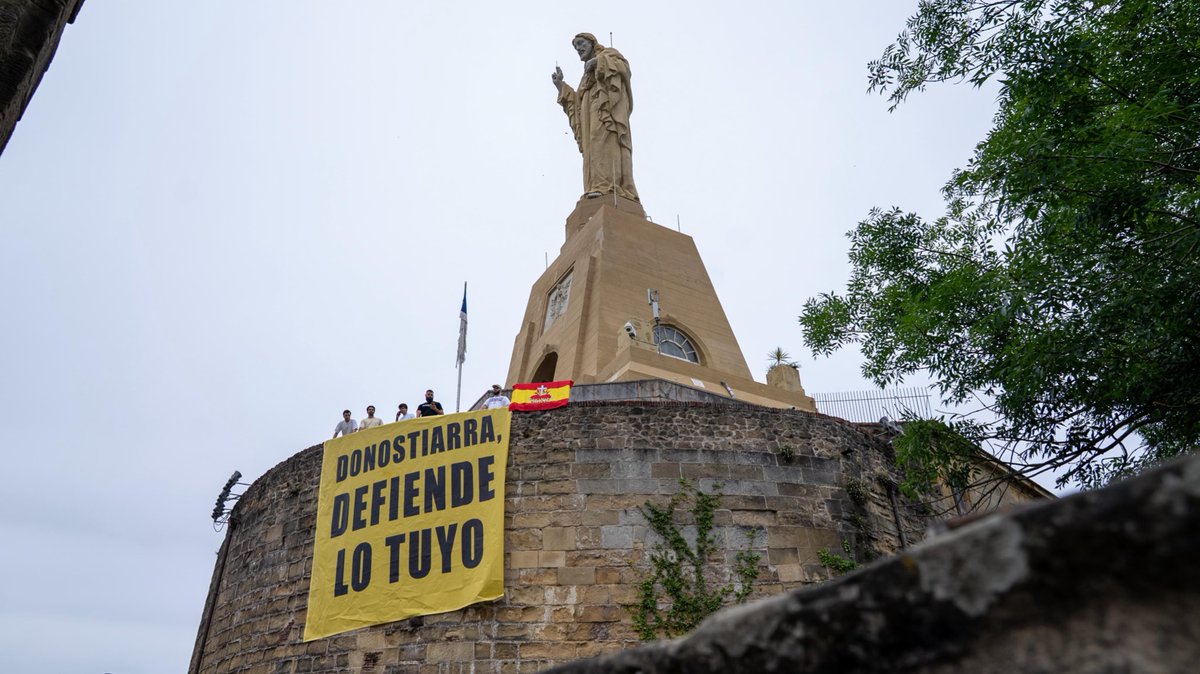 Que un grupo de jóvenes decida viajar horas hasta San Sebastián además del gasto logístico para defender el Sagrado Corazón de Jesús y colgar una bandera de España emociona.

La labor de la organización <a href="/revuelta_es/">Revuelta</a> en todo el país no tiene nombre. Siempre al servicio del bien.