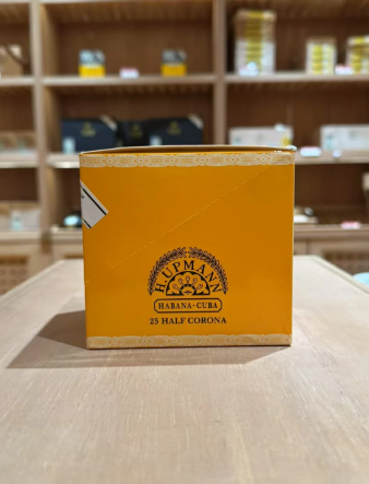 LiyaMaria1986's tweet photo. H. Upmann Half Corona 🇨🇺
Short &amp; bold at 90mm / 44 ring, packed in tins of 25. Hand-rolled with aged Cuban leaves. Starts with honey, leather &amp; wood; builds to earth, pepper &amp; cream; finishes on cocoa &amp; oak. Pure Havana charm.
#FL #NV #NY #USA #Cigars #CubanCigars 🍯🔥💨 https://t.co/KerIF9hBdu