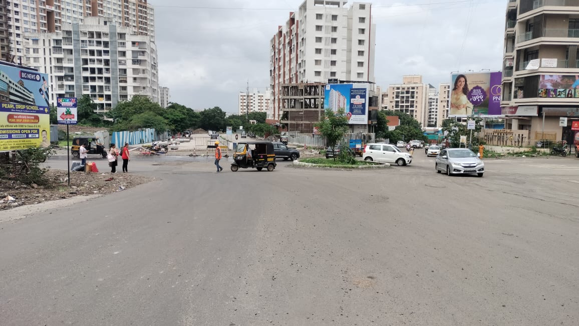 JDhankikar's tweet photo. "SM Ghule Chowk circle work in NIBM Annexe, Mohammadwadi is crawling at a snail's pace! 🐌💔 Citizens suffering, when will it be done? 🤯 How many more years will PMC's lethargic pace take? 🚧 #PMCfail #InfrastructureNightmare #NIBMAnnexe" https://t.co/7JMj8G7VdD