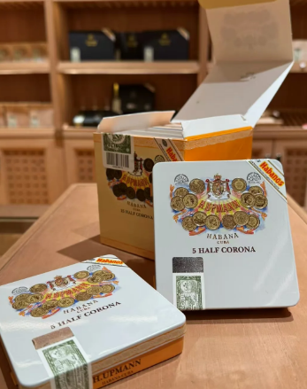 LiyaMaria1986's tweet photo. H. Upmann Half Corona 🇨🇺
Short &amp; bold at 90mm / 44 ring, packed in tins of 25. Hand-rolled with aged Cuban leaves. Starts with honey, leather &amp; wood; builds to earth, pepper &amp; cream; finishes on cocoa &amp; oak. Pure Havana charm.
#FL #NV #NY #USA #Cigars #CubanCigars 🍯🔥💨 https://t.co/KerIF9hBdu