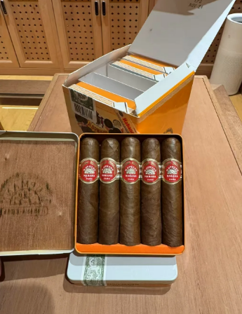 LiyaMaria1986's tweet photo. H. Upmann Half Corona 🇨🇺
Short &amp; bold at 90mm / 44 ring, packed in tins of 25. Hand-rolled with aged Cuban leaves. Starts with honey, leather &amp; wood; builds to earth, pepper &amp; cream; finishes on cocoa &amp; oak. Pure Havana charm.
#FL #NV #NY #USA #Cigars #CubanCigars 🍯🔥💨 https://t.co/KerIF9hBdu