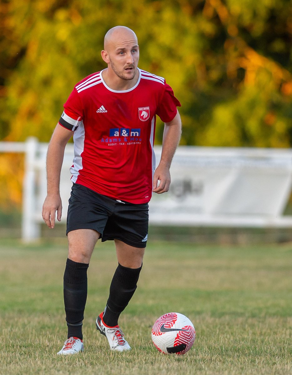 Any looking for a centre half, ready to start pre season asap DMs open ⚽️