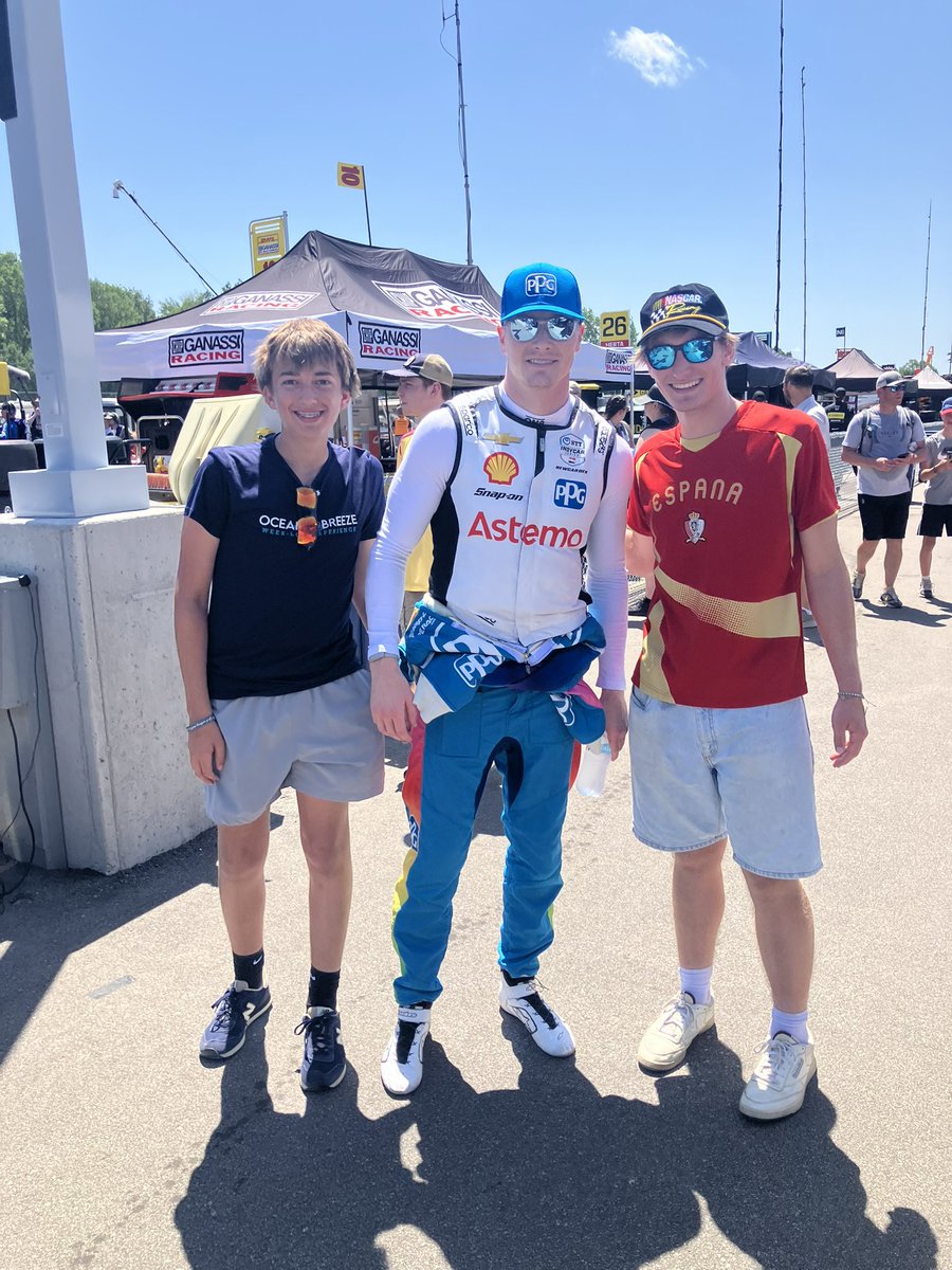 TimHapeman's tweet photo. Let’s go!  Totally cool that he stopped for a photo on his way to his car!  
@josefnewgarden @roadamerica #RockStar https://t.co/0RCb8AsfqQ