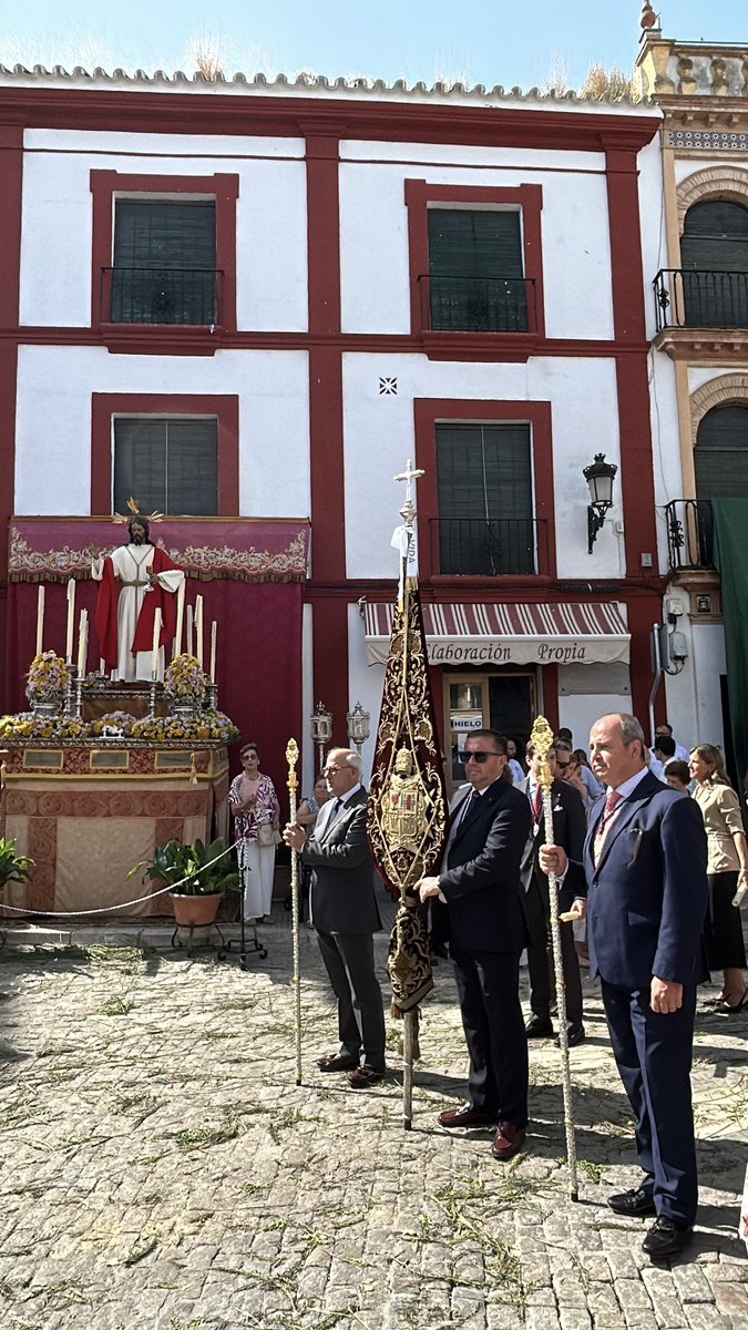 ⚪️ CORPUS CHRISTI 🟡

En la mañana de hoy, nuestra Hermandad ha acudido corporativamente a la solemne eucaristía del Corpus Christi y, posteriormente, con Estandarte y dos varas, ha ocupado su lugar en el cortejo, acompañado en sus filas por un nutrido grupo de hermanos.