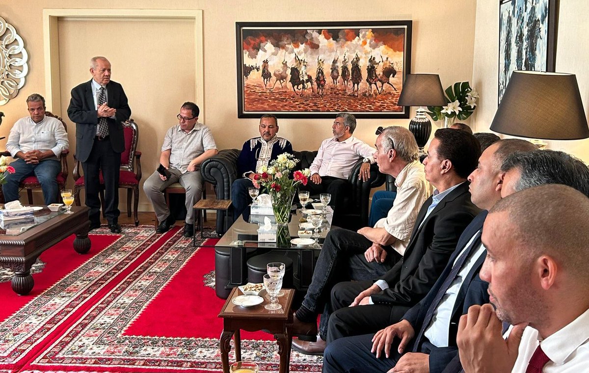 لقاء عقد ببيرن مع رؤساء أكثر من 20 جمعية مغربية بسويسرا. مناسبة للتذكير  بالعناية السامية التي ما فتئ جلالة الملك محمد السادس، نصره الله، يحيط بها أفراد الجالية المغربية المقيمة بالخارج وكذا من أجل الاستماع لانتظارات جالية فاعلة ومرتبطة بعمق بوطنها الأم و للاستجابة لها بشكل أفضل.