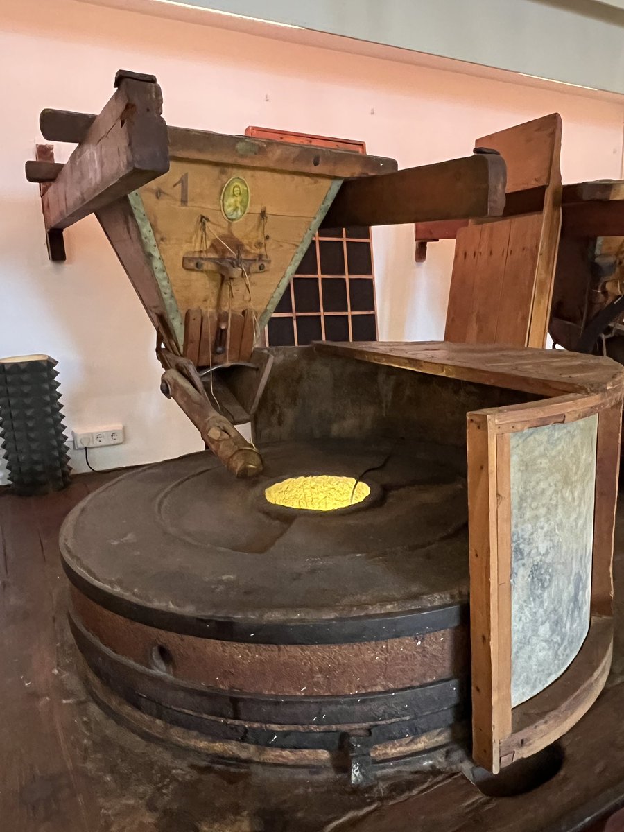 enunlugardelah1's tweet photo. 🍋 🧵Restaurante TAÚLLA🧵

Tal vez el local más bonito de #Murcia

Un antiguo molino que conserva maquinaria, suelos originales, fachada, utensilios y demás estructuras del edificio. Prácticamente un museo.

Hemos estado allí. Os lo contamos: https://t.co/9Q1MKnj3kw