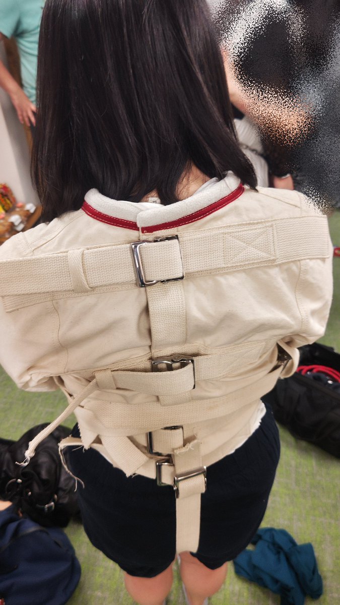 kousokugu's tweet photo. 初参加させていただきました。

拘束衣養分摂取！
#くろねこ拘束会 https://t.co/IX6sFENHb9