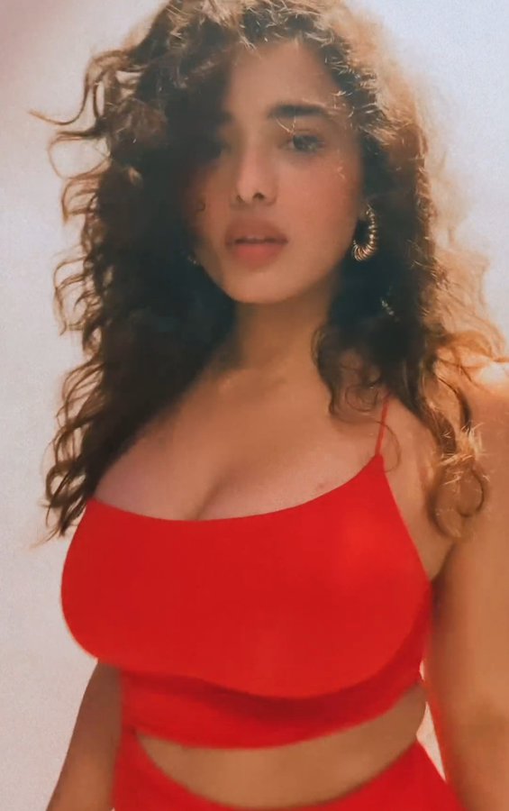 GuEHS-MX0AEegRo?format=jpg&name=900x900