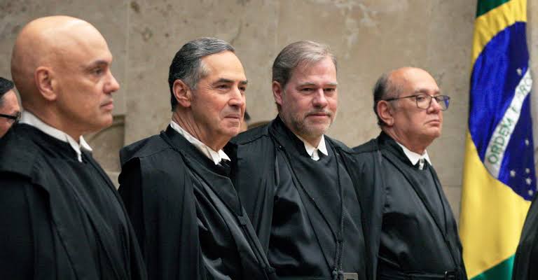 STF aprova projeto que amplia benefício ($$$) para servidores do Judiciário

A suprema corte deu aval, nesta semana, ao envio de um projeto ao Congresso que prevê a ampliação do chamado "adicional de qualificação" pago a servidores do Judiciário. 

O benefício, vinculado ao nível