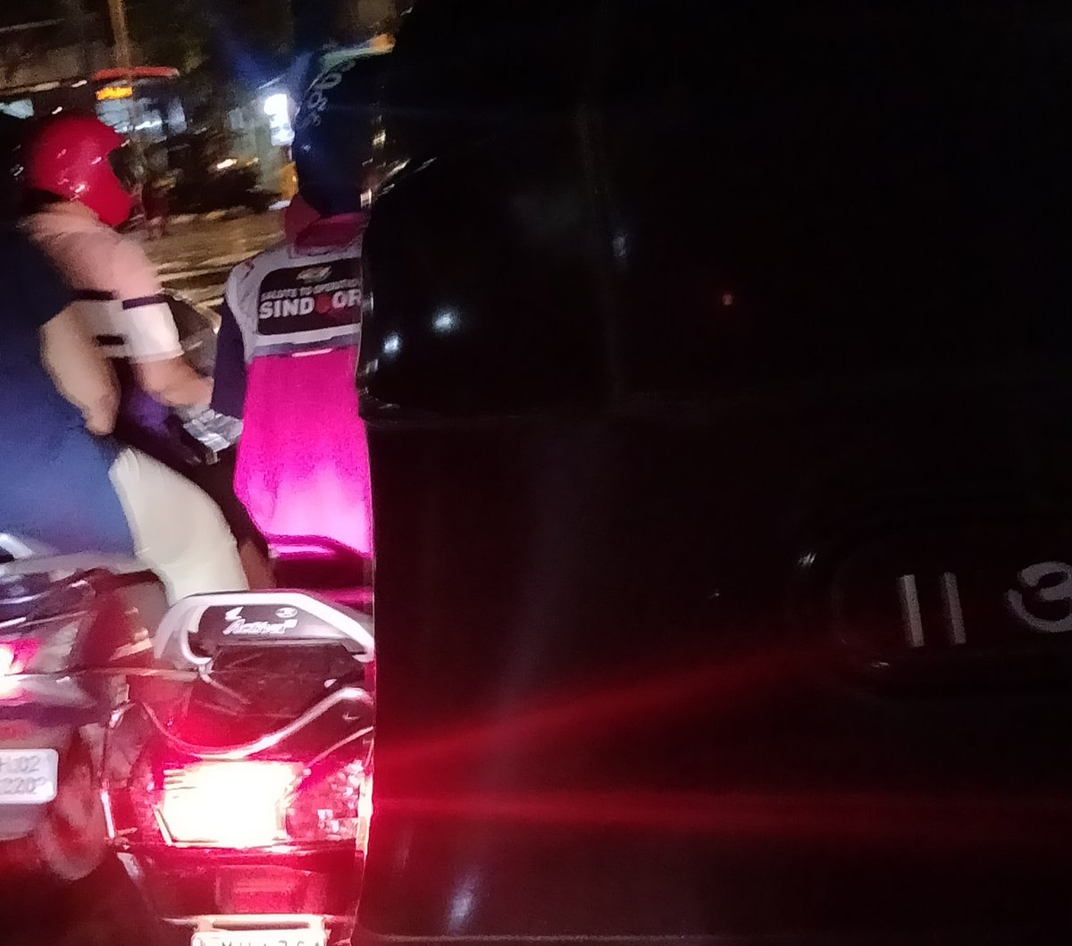 sobomarwadi's tweet image. Jus saw this guy in traffic now in mumbai we should commend this guy who looks young..
Todays  young gendu generation would have laugh at this guy wearing operation sindoor tshirt but this guy have guts..
More young generation should feel proud to wear there nationalism  on their…