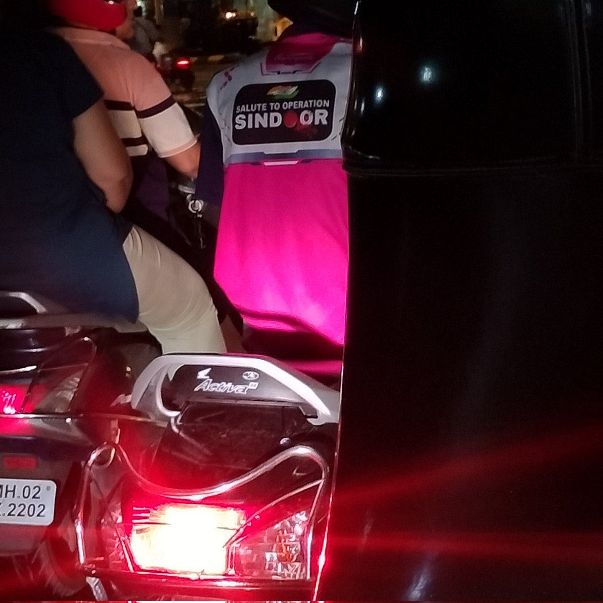 sobomarwadi's tweet image. Jus saw this guy in traffic now in mumbai we should commend this guy who looks young..
Todays  young gendu generation would have laugh at this guy wearing operation sindoor tshirt but this guy have guts..
More young generation should feel proud to wear there nationalism  on their…