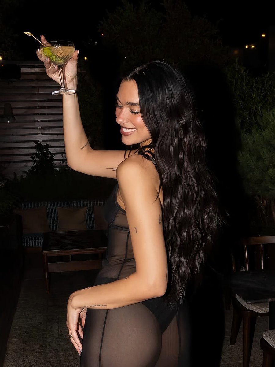 lipapictures's tweet photo. dua lipa, THAT’S BODY TEA https://t.co/itlH3K3kGP