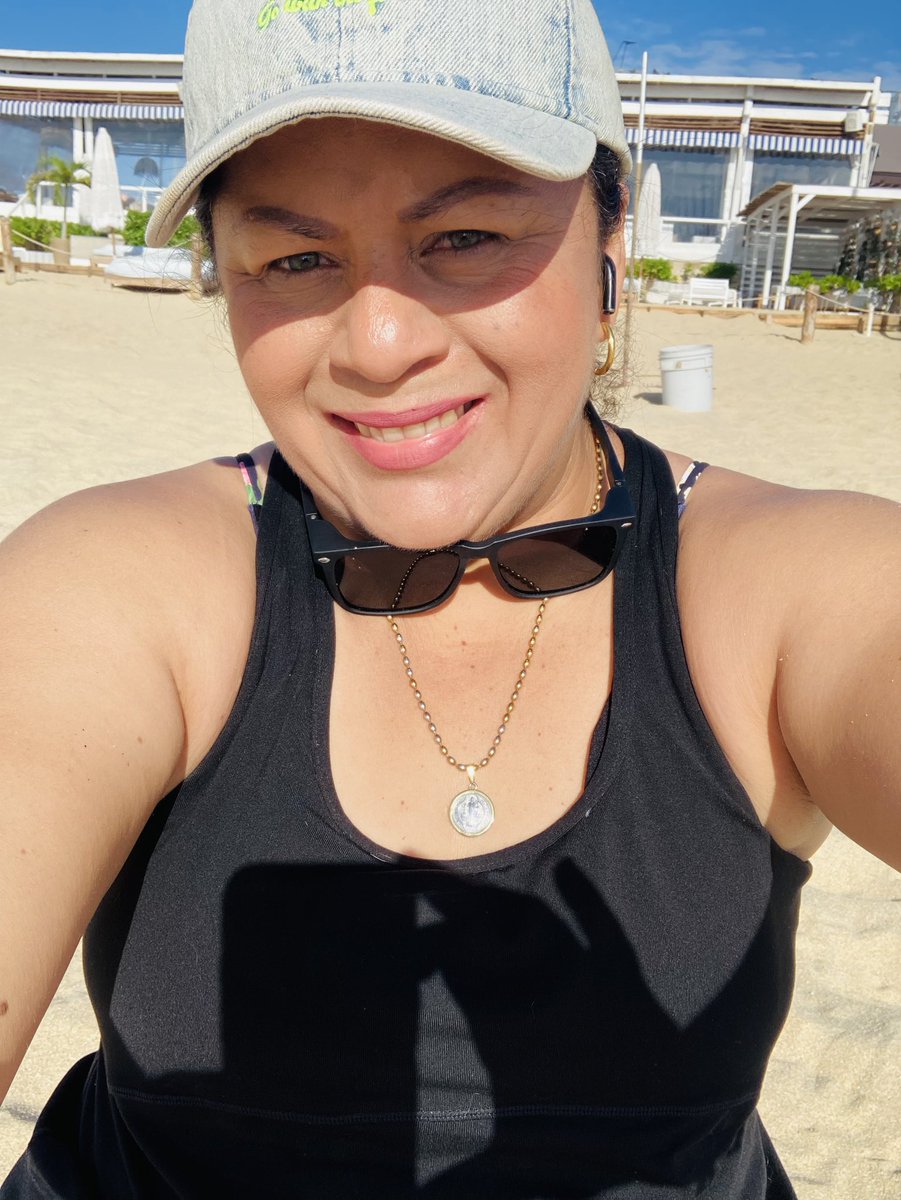 RiveGmezLu's tweet photo. No todos los días se cumplen 25!!!!🙏🏻💛😇 ❤️ 🎊🎁🎂 #loscabos https://t.co/sOcDKtqnpC