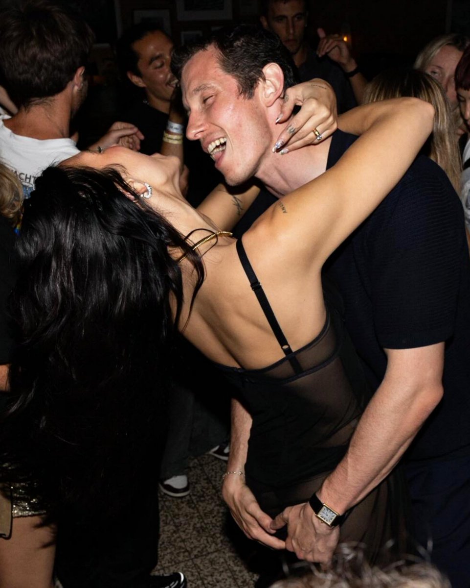 THE HANDS?!!! OH CALLUM 😭