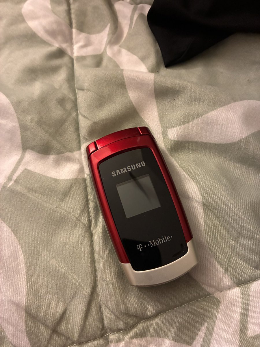 BriaCharnay's tweet photo. Found my old @TMobile @SamsungUS flip phone. It’s in near perfect condition! Now I just need to find a charger for it. 😩 

P.S. Bring these back! https://t.co/3P2pzM1RyU