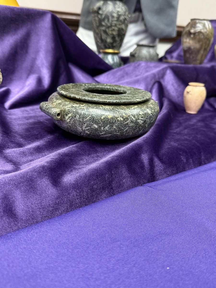 ffshowofficial's tweet image. Sooo we did a thing. No other convention lets you hold these pre-dynastic vases @QTRBlackGarrett @Nerdrotics @xraygirl_ #cosmicsummit
