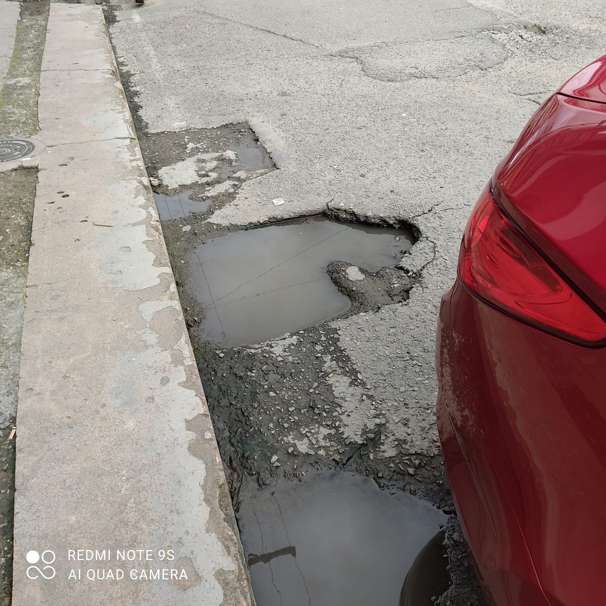 dayafonseca25's tweet photo. #DenunciaCiudadana

Me permito exponer fotos compartidas por una ciudadana de las vías en mal estado (sector barrio Salesiano), con la finalidad de aportar un granito de arena en la divulgación de estas para solicitar muy amablemente a las autoridades una pronta intervención. https://t.co/vwdlO69bKs