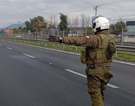 carab_ohiggins's tweet image. A esta hora, nos mantenemos atentos desarrollando el servicio &quot;Ruta Segura&quot; en la carretera 5-Sur, a la altura de #Pelequén y #Requínoa, para evitar se produzcan accidentes de tránsito. Conduzca con precaución, respetando los límites de velocidad y las señaléticas.
#OrdenyPatria