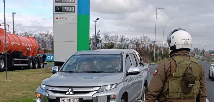 carab_ohiggins's tweet image. A esta hora, nos mantenemos atentos desarrollando el servicio &quot;Ruta Segura&quot; en la carretera 5-Sur, a la altura de #Pelequén y #Requínoa, para evitar se produzcan accidentes de tránsito. Conduzca con precaución, respetando los límites de velocidad y las señaléticas.
#OrdenyPatria