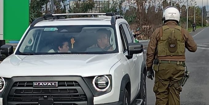 carab_ohiggins's tweet image. A esta hora, nos mantenemos atentos desarrollando el servicio &quot;Ruta Segura&quot; en la carretera 5-Sur, a la altura de #Pelequén y #Requínoa, para evitar se produzcan accidentes de tránsito. Conduzca con precaución, respetando los límites de velocidad y las señaléticas.
#OrdenyPatria