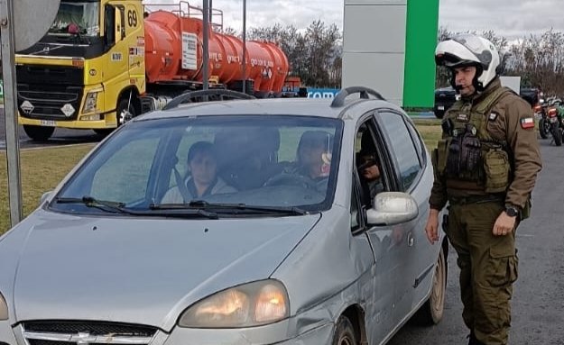 carab_ohiggins's tweet image. A esta hora, nos mantenemos atentos desarrollando el servicio &quot;Ruta Segura&quot; en la carretera 5-Sur, a la altura de #Pelequén y #Requínoa, para evitar se produzcan accidentes de tránsito. Conduzca con precaución, respetando los límites de velocidad y las señaléticas.
#OrdenyPatria
